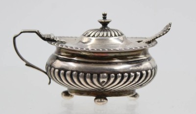 Auktion 367<br>Konfitürendose, Sterling, England, Horace Woodward & Co Ltd, um 1900, 80,9gr., ca. H-5,5cm B-9cm [1]