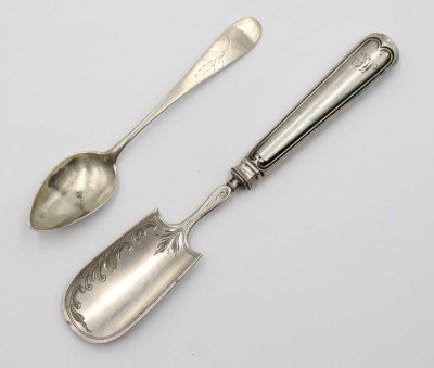 Auktion 367<br>Kaffeelöffel und kl. Heber, je 12lötiges Silber, 1x Punktgravur und 1x Ziermonogramm, ca. 13 und 17,3cm [1]