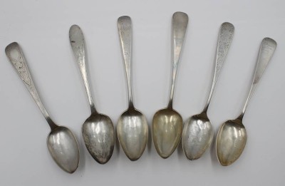 Auktion 367<br>6x div. antike Speiselöffel, 800 u. lötiges Silber, teilw. Alters-u. Gebrauchsspuren, zus. ca. 293,9gr., ca. L-22,5cm [1]