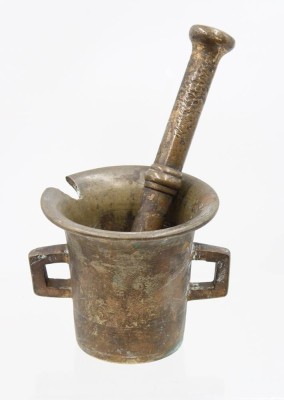 Auktion 367<br>antiker Bronze-Mörser mit Stössel , 19. Jhd., beschädigt, ca. H-11cm, Stössel L-23cm [1]