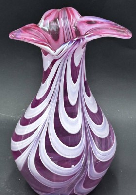 Auktion 367<br>schwere Kunstglasvase, rosa, H-25 cm, D-oben 16 cm, signiert [1]