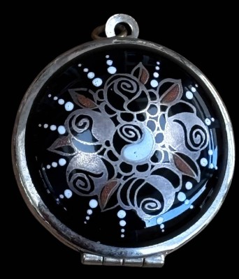 Auktion 367<br>emailliertes Medaillon, wohl nur versilbert, D-3 cm [1]