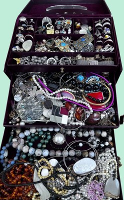 Auktion 367<br>gr. Schmuckkoffer voller Modeschmuck, ca. 3 kg, H-13 cm, 27x28 cm [1]