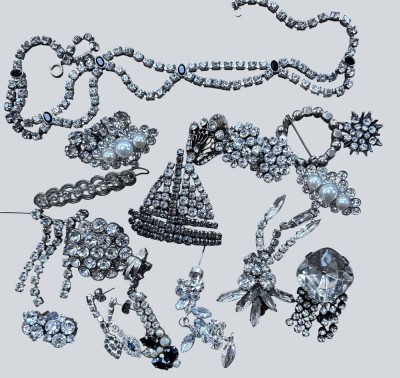 Auktion 367<br>ca. 22 Teile farbloser Strass-Schmuck [1]
