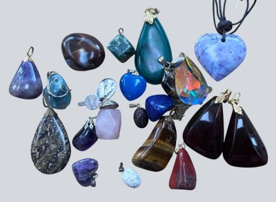 Auktion 367<br>ca. 20 Stein-Anhänger, div. Farben und Grössen, 2x mit Band [1]