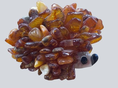 Auktion 367<br>kl. Bernstein-Igel auf Muschel, , H-5 cm, L-7 cm51,5 gr [1]