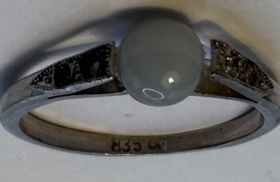 Auktion 367<br>Silberring-835- mit lila Perle, RG 55, 1,8 gr, seitlich fehlen klare Steine [1]