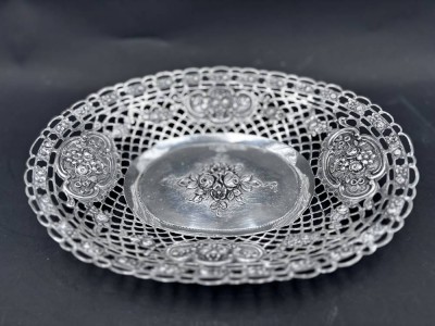 Auktion 367<br>ovale  Korbschale, Silber-800- mit mittig Rosendekor, H-3 cm, 22x17 cm,  178 gr. [1]