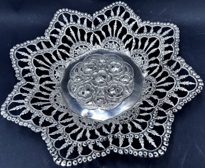 Auktion 367<br>sternförmige Durchbruch-Silberschale, wohl Frankreich?, H-5 cm, D-25 cm,  337 gr. [1]