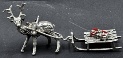 Auktion 367<br>Silber Rentier mit Schlitten, H-4 cm, L-10 cm, 27 gr. [1]