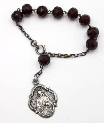 Auktion 367<br>Armband mit Hlg.-Anhänger, rote Steine wohl Glas, älter, ca. L-16cm [1]