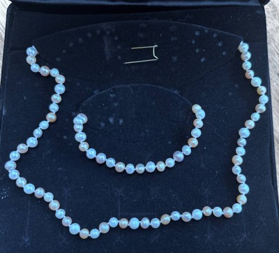 Auktion 367<br>Perlenkette mit pass. Armkette, leicht getönt, L-ca. 45 und 19 cm, neu in Kasten, D-0,5 cm,Lagerungsspuren [1]