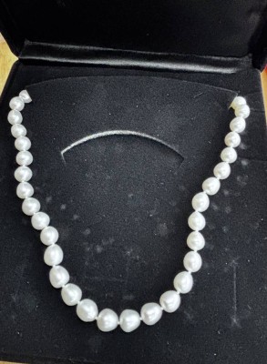 Auktion 367<br>weisse Perlenkette mit Silberschliesse, neu in Kasten, L-ca. 44 cm [1]