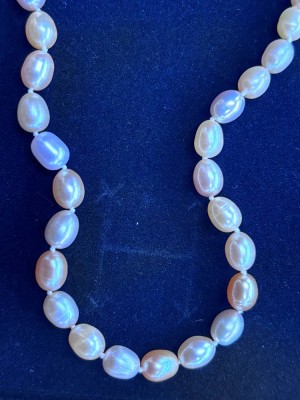 Auktion 367<br>Perlenkette, leicht getönt, Magnetschliesse, L-48 cm, ungetragen im Kasten [1]