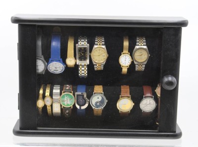 Auktion 367<br>Kasten mit 16 div. Quarz-Armbanduhren, untersch. Hersteller, Werke nicht geprüft, teilw. getragene Erhaltungen [1]