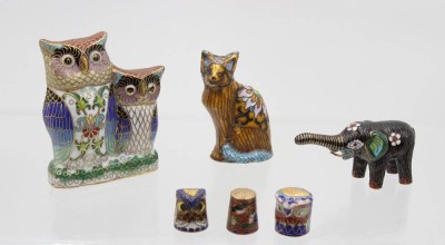 Auktion 367<br>Cloisonné-Konvolut, 3 Figuren und 3 figürl. Fingerhüte, Größte ca. H-9cm [1]