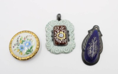Auktion 367<br>2x div. Porzellan-Anhänger und eine Brosche, unterschiedl. Dekore und Manufakturen, ca. L-5,5cm [1]