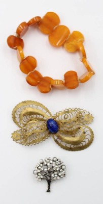 Auktion 367<br>Bernsteinzugarmband sowie 2 Teile Modeschmuck, getragene Erhaltungen, Armband muss neu aufgezogen werden, Schleifenbrosche ca. L-7cm [1]