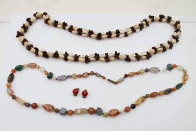 Auktion 367<br>3tlg. Konvolut, Halbedelsteinkette, Ohrclipse und Muschelkette, ca. L-80cm [1]