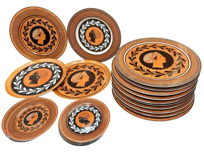 Auktion 367<br>22 verschieden grosse Teller mit etruskischen  Köpfen, Design Konrad Ellerhorst, aus W.Hamilton Sammlung, 17-25-32 cm [1]