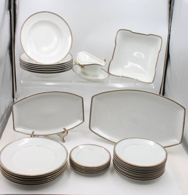 Auktion 367<br>30 Service-Teile, Krautheim, 30er Jahre, Art Déco Goldrand mit schwarzem Ornamentmuster, 1x flacher Teller bestossen, teilw. berieben [1]