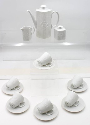 Auktion 367<br>Mokka-Service für 6 Personen, Krautheim, 60/70er Jahre, Weißporzellan mit Reliefdekor, Kanne H-18,5cm Tassen H-6,7cm [1]