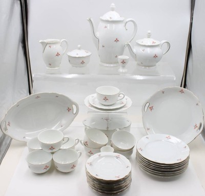 Auktion 367<br>38 Art-Déco Serviceteile, BAVARIA, Deckeldose, 4 Tassen und ein Eierbecher beschädigt, Kanne H-27cm Tassen H-5,4cm [1]