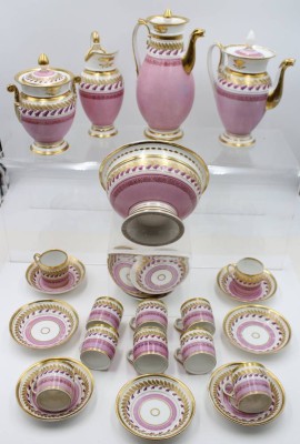 Auktion 367<br>Kaffee-Teeservice, Empire, 28 Teile, Alters-u. Gebrauchsspuren, einige Beschädigungen, Chips, berieben und geklebt, Kaffeekanne H-26,5cm Tassen H-5,8cm [1]