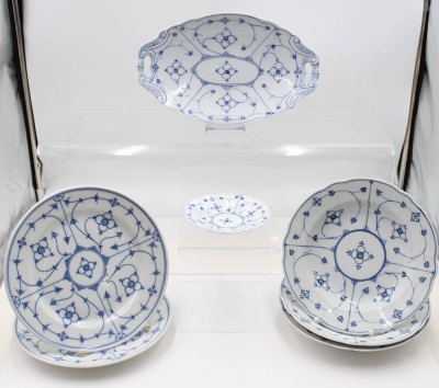 Auktion 367<br>7tlg. Konvolut Strohblume, untersch. Manufakturen, ovale Schale mit Chip [1]