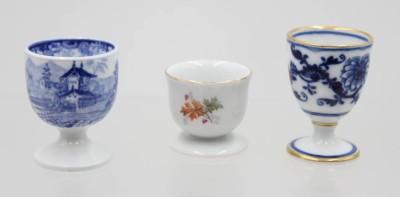 Auktion 367<br>3x div. Eierbecher, 1x Meissen Zwiebelmuster 1. Wahl, ca. H-6,5cm [1]