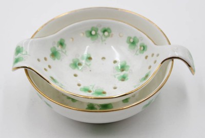 Auktion 367<br>Teesieb mit Abtropfschale, Staffordshire, ca. H-3,3cm D-9cm [1]
