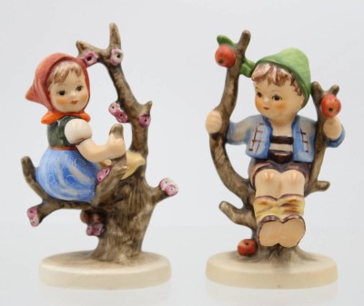 Auktion 367<br>2x Hummelfiguren von Goebel im Apfelbaum, H-10 cm [1]