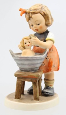 Auktion 367<br>Hummelfigur von Goebel, Puppenmutti, H-13 cm [1]