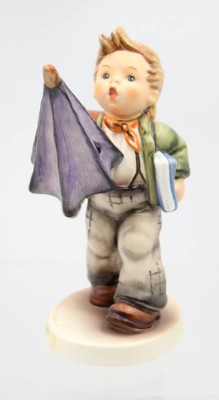 Auktion 367<br>Hummelfigur von Goebel, Junge mit Regenschirm, H-15 cm [1]