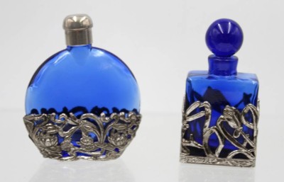 Auktion 367<br>2x Flacons mit Metallmonturen, blaues Glas, ca. H-9,5cm [1]