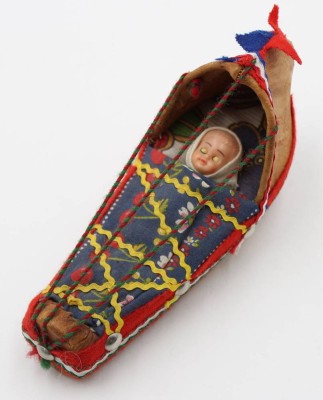 Auktion 367<br>samische Wiege mit kl. Puppe, wohl 70er Jahre, ca. L-16,8cm H-9cm [1]