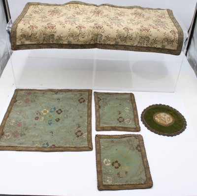 Auktion 367<br>5x kl. Brokat-Tischdecken, Größte ca. 55 x 28cm [1]