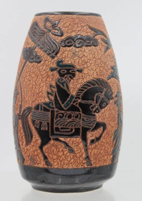 Auktion 367<br>Vase, Vietnam Dona, Wandung mit asiatischem Ritzdekor,  ca. H-19cm [1]