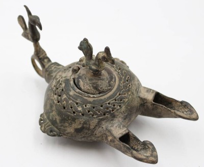 Auktion 367<br>Bronze-Öllampe im byzantinischen Stil, alter und Herkunft?, ca. H-9cm L-19cm [1]