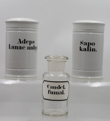Auktion 367<br>3x Apotheken-Gefässe, 2x Porzellan 1x Glas, je beschriftet, ca. H-17,5 bis 19,5cm [1]