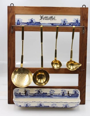 Auktion 367<br>Küchenutensil, Halter für Fettlöffel, um 1900, 4x Messingkellen, guter Zustand, ca. 57 x 46cm [1]