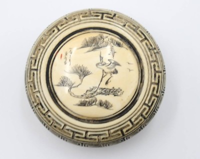 Auktion 367<br>runde  gravierte Dose aus Bein, um 1900 , Japan , ca. H-3cm D-6cm [1]