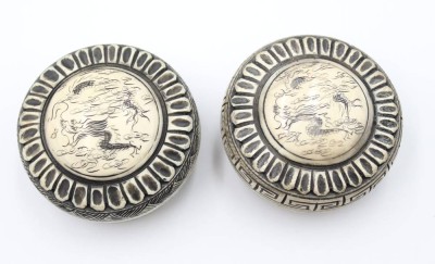 Auktion 367<br>paar runde gravierte Dosen aus Bein, um 1900 , Japan, ca. H-3cm D-5,3cm [1]