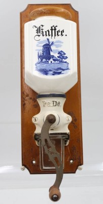 Auktion 367<br>Wandkaffeemühle, älter, Mühlenmotive, ca. H-38cm B-13,5cm [1]