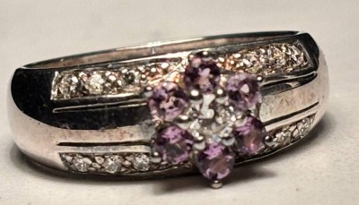 Auktion 367<br>Silberring-925-, Blüte mit lila Blättern, klaren Centerstein, RG 60, 5,7 gr [1]