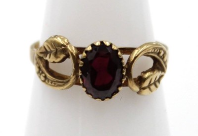 Auktion 367<br>antiker 333er GG Ring, floral gearbeitet, Granat, zus. ca. 1,7gr., RG 52 [1]