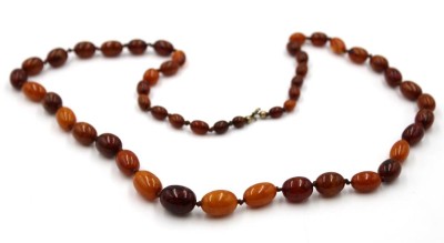 Auktion 367<br>Bernsteinkette, olivenförmige Steine im Verlauf, 28,7gr., L-74cm [1]