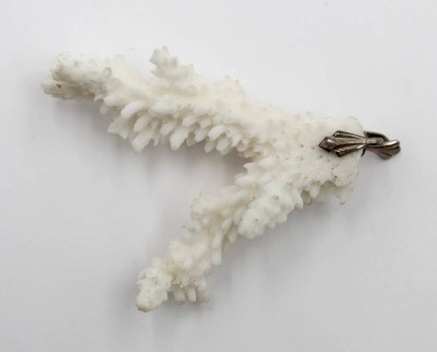 Auktion 367<br>Anhänger, weisse Koralle, Silbermontur, L-7cm [1]