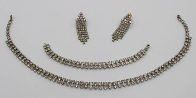 Auktion 367<br>Schmuckset, älter, Strass, Ohrclipse, Armband und Kette, ca. L-5,5cm, L-17,5cm u. L-41cm [1]