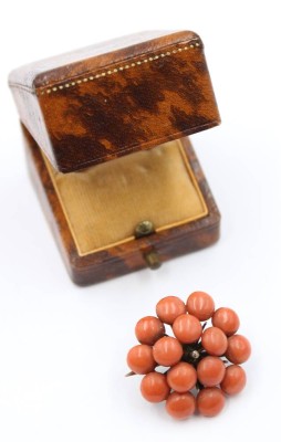 Auktion 367<br>antike Korallenbrosche, Silbermontur, Centerstein fehlt, ca. D-2,7cm [1]